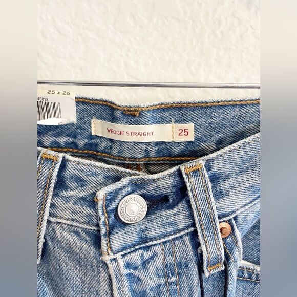 Levi Premium Wedgie Straight Distressed Denim Size 25. NWT - Picture 4 of 8
